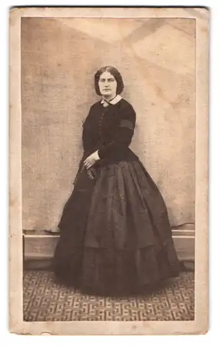 Fotografie W. New, London, junge Frau im schwarzen Kleid mit Samtbluse
