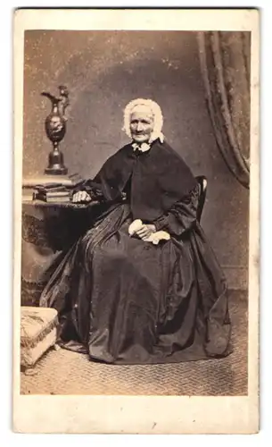 Fotografie W. Elliot, Penrith, ältere englische Dame im dunklen Kleid mit Haube