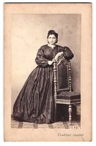 Fotografie Thaddae Immler, Bregenz, junge Frau im seinden Kleid mit Puffärmeln