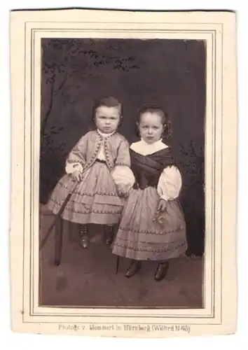 Fotografie Memmert, Nürnberg, zwei niedliche Mädchen in Kleidern posieren im Atelier, nach Koloriert