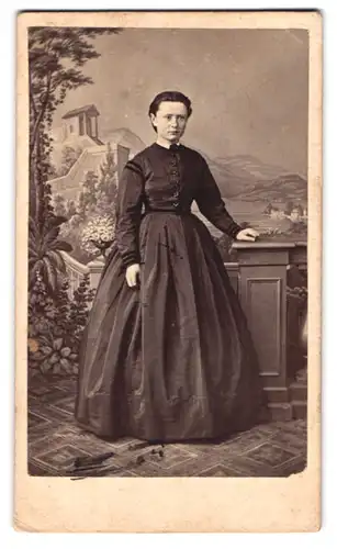 Fotografie Güttinger, Winterthur, junges schweizer Frau im schwarzen Kleid vor einer Studiokulisse