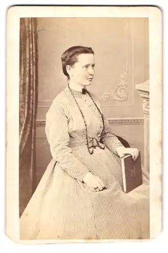 Fotografie unbekannter Fotograf und Ort, junge Frau im hellen Kleid mit Halskette, 1870 vor der Abreise nach England