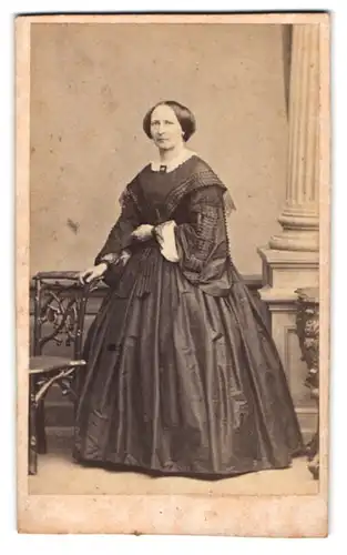 Fotografie Maler Buchner, Stuttgart, Dame im dunklen Kleid mit Brosche