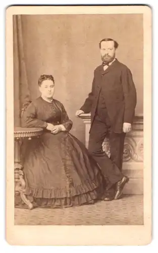 Fotografie Edmund Frede, Münster, Portrait Paar im dunklen Kleid und im Anzug