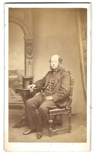 Fotografie Skeolan, Leeds, englischer Herr im Anzug mit Chin Strab Bart und Zylinder