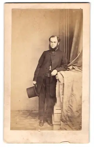 Fotografie P. P. Skeolan, Leeds, englischer Herr im dunklen Anzug mit Zylinder und Chin Strap Bart