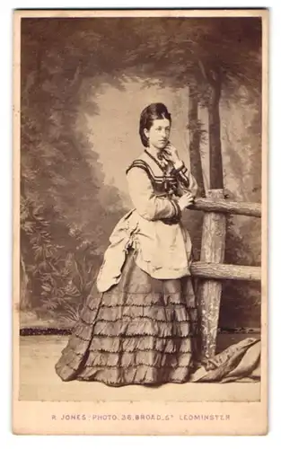 Fotografie R. Jones, Leominster, junge Dame im Kleid posiert nachdenklich am Zaun