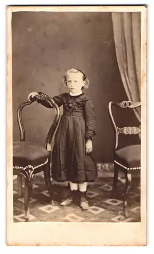 Fotografie unbekannter Fotograf und Ort, niedliches kleines Mädchen im Kleid mit Halskette