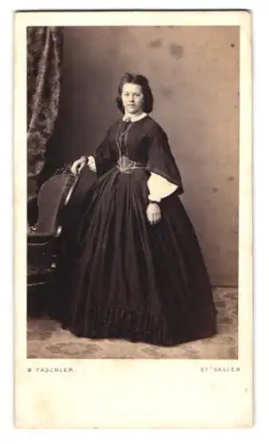 Fotografie B. Täschler, Zürich, junge Dame im dunklen Kleid mit Brosche