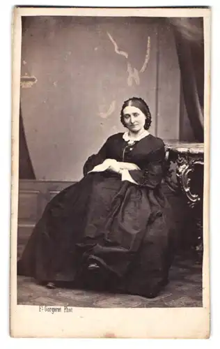 Fotografie Fc. Gorgerat, Lausanne, Dame im dunklen Kleid sitzend im Atelier
