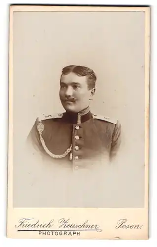 Fotografie Fiedrich Zeuschner, Posen, Portrait Uffz. in Uniform Rgt. 5 mit Schützenschnur