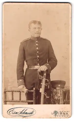 Fotografie Osw. Schmidt, Pirna, junger Soldat in Uniform mit Säbel
