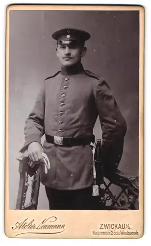 Fotografie Neumann, Zwickau i. Sa., sächsicher Soldat in Uniform Rgt. 13 mit Bajonett