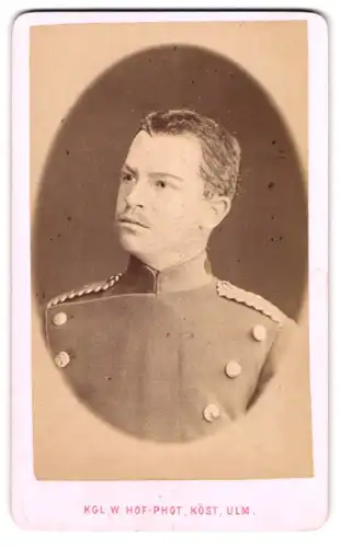 Fotografie J. Köst, Ulm, Einjährig-Freiwilliger Soldat Carl Maier in Uniform