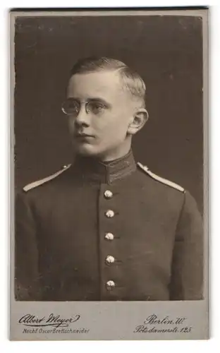 Fotografie Albert Meyer, Berlin, junger Soldat V. Lang in Gardeuniform mit Zwickerbrille, 1911