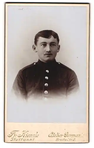 Fotografie Fr. Kienzle, Stuttgart, junger Soldat in dunkler Uniform