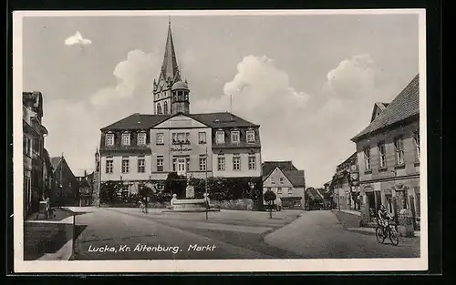 AK Lucka /Kr. Altenburg, Markt mit Brunnen und Ratskeller