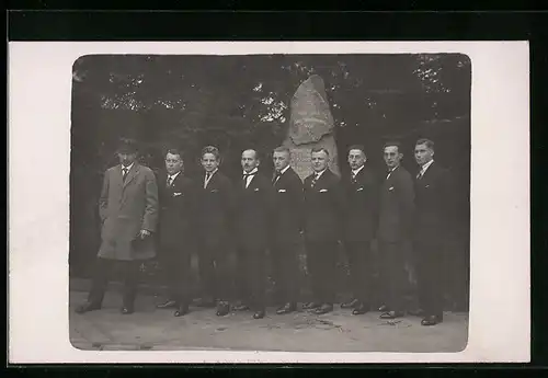 Foto-AK Durlach, Schwimmverein von 1906 vor Krieger-Denkmal