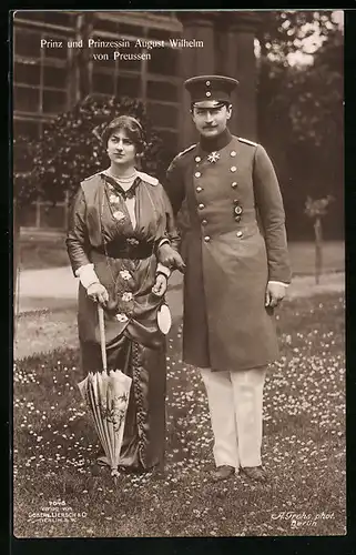 AK Prinz und Prinzessin August Wilhelm von Preussen auf einer Blumenwiese