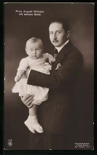AK Prinz August Wilhelm von Preussen mit seinem Sohn auf dem Arm