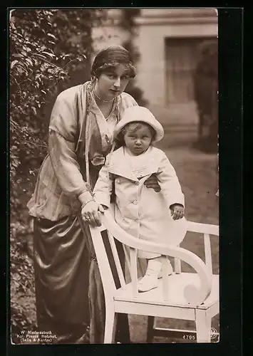 AK Prinzessin August Wilhelm von Preussen posiert mit ihrem Sohn