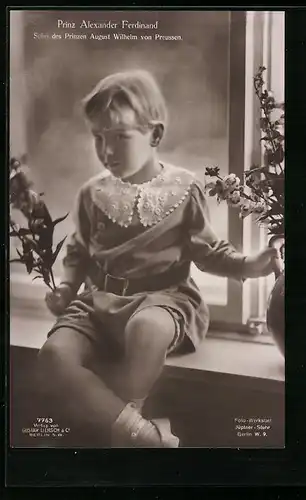 AK Prinz Alexander Ferdinand von Preussen auf einer Fensterbank sitzend