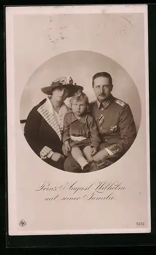 AK Prinz August Wilhelm von Preussen posiert mit seiner Familie