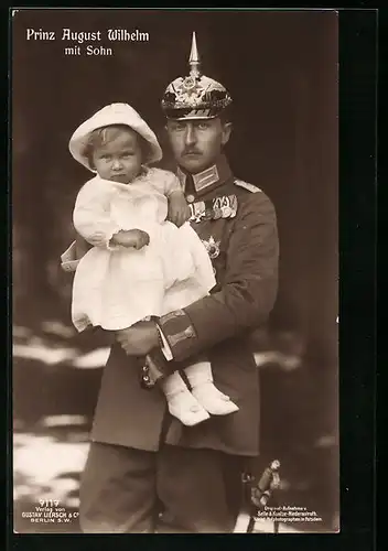 AK Prinz August Wilhelm von Preussen mit Sohn und Pickelhaube