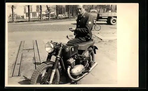 AK Mechaniker mit einem DKW-Motorrad