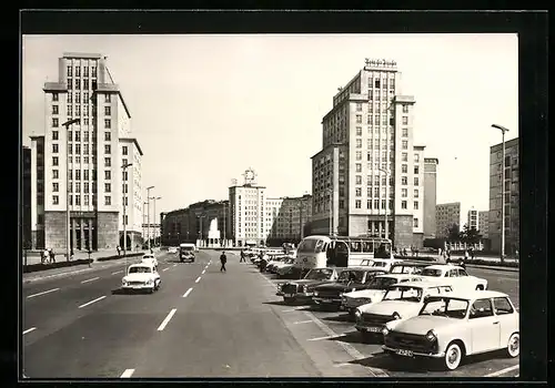 AK Berlin, Karl-Marx-Allee mit Parkplatz