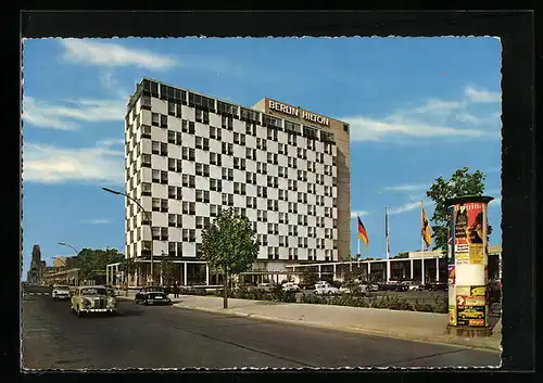 AK Berlin, Hilton Hotel mit Litfasssäule