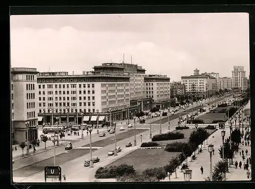 AK Berlin, Stalinallee mit Passanten