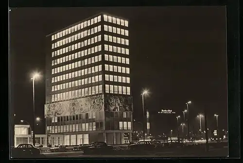 AK Berlin, Haus des Lehrers am Alexanderplatz bei Nacht