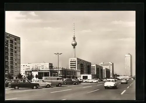 AK Berlin, Karl-Marx-Allee mit Fernsehturm und Autos