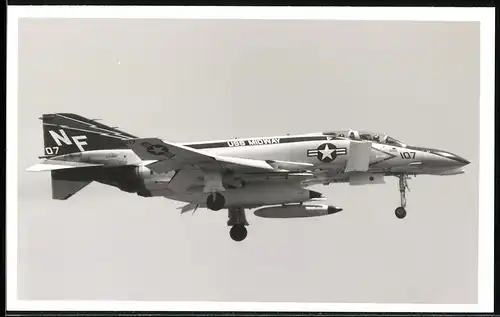 Fotografie Flugzeug McDonnell F-4 Phantom der US-Navy, Kampfjet No. 107 Flugzeugträger USS Midway