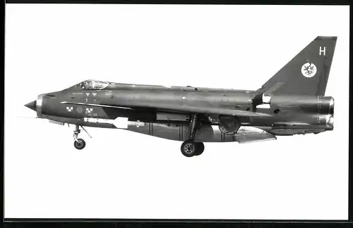 Fotografie Flugzeug English Electric Lightning F.2, Staffelabzeichen Cobra, XN784 der Royal Air Force