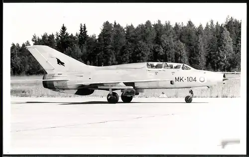 Fotografie Flugzeug Mikojan-Gurewitsch MiG-21 der Luftstreitkräfte Finnland, Kennung MK-104 & Staffelabzeichen Panther