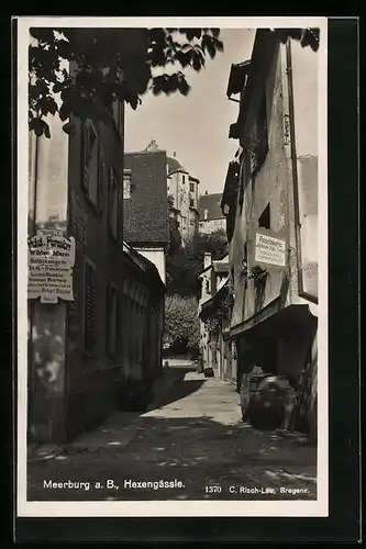 AK Meersburg, Strasse Hexengässle mit Hotel & Pension Zum wilden Mann und Ansichtskartengeschäft