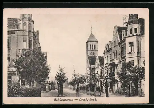 AK Recklinghausen, Hedwig-Strasse mit Kirche