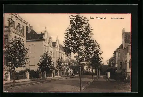 AK Bad Pyrmont, Bathildisstrasse mit Bäumen