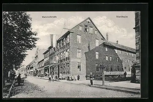 AK Northeim, Bahnhofstrasse mit Passanten