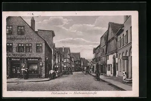 AK Holzminden, Passanten in der Halbemondstrasse