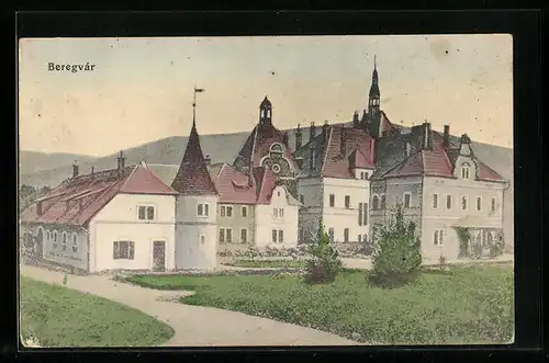AK Beregvár, Ortspartie mit grossen Gebäuden