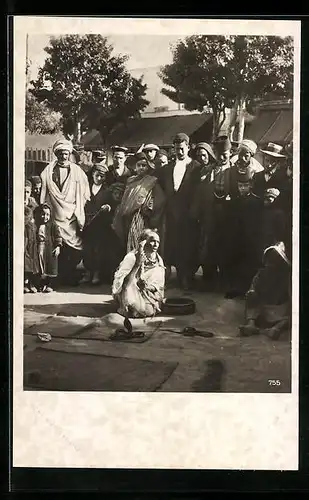AK Orientalische Volkstypen, Schlangenbeschwörer auf einem Platz