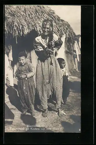 AK Mazedonien, Sinti und Roma / Zigeunerweib mit Kindern vor ihrer Hütte