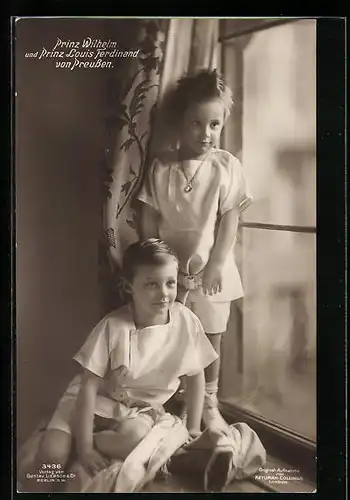 AK Prinz Wilhelm und Prinz Louis Ferdinand als niedliche Buben auf einer Fensterbank