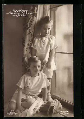 AK Prinz Wilhelm und Prinz Louis Ferdinand als niedliche Buben auf einer Fensterbank