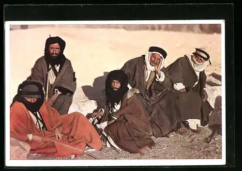 AK Beduinengruppe sitzt auf dem Boden, arabische Volkstypen