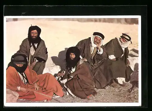 AK Beduinengruppe sitzt auf dem Boden, arabische Volkstypen