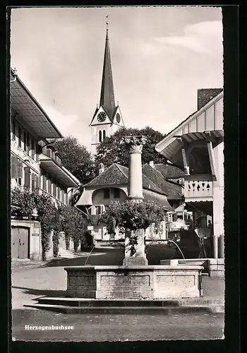AK Herzogenbuchsee, Ortspartie mit Brunnen und Kirche